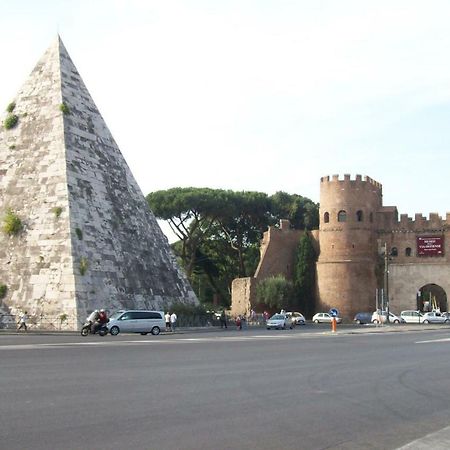 Modern Apartment Near Colosseum Rome Bagian luar foto