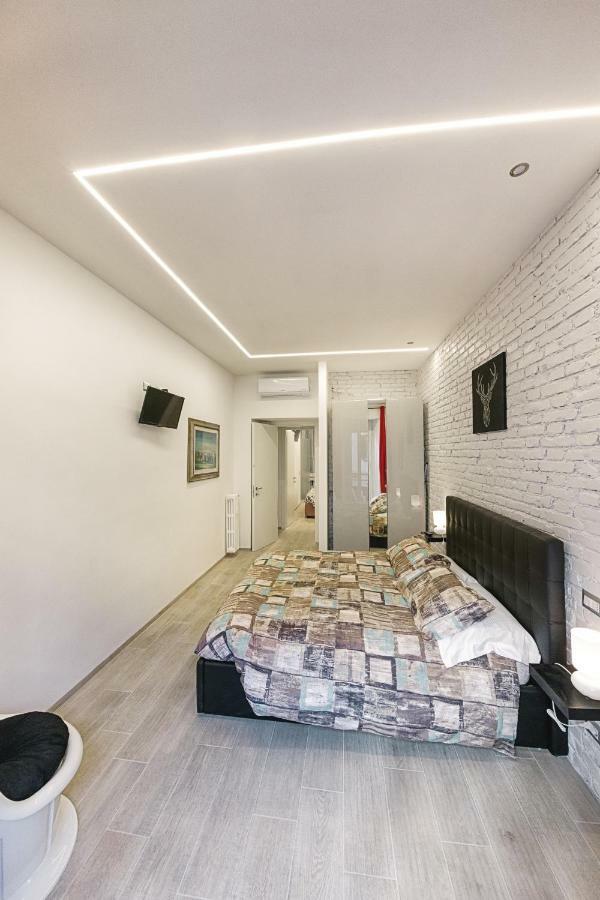 Modern Apartment Near Colosseum Rome Bagian luar foto