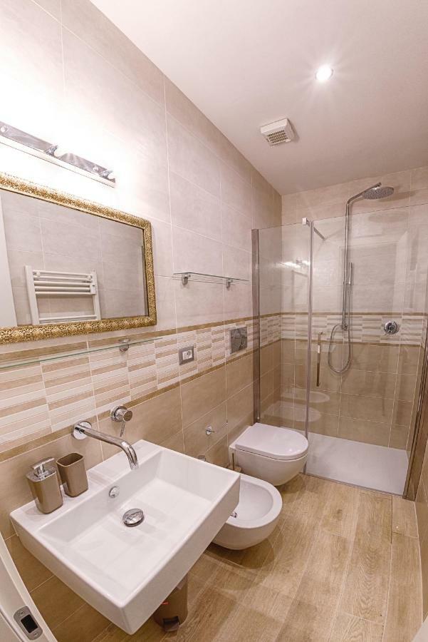 Modern Apartment Near Colosseum Rome Bagian luar foto