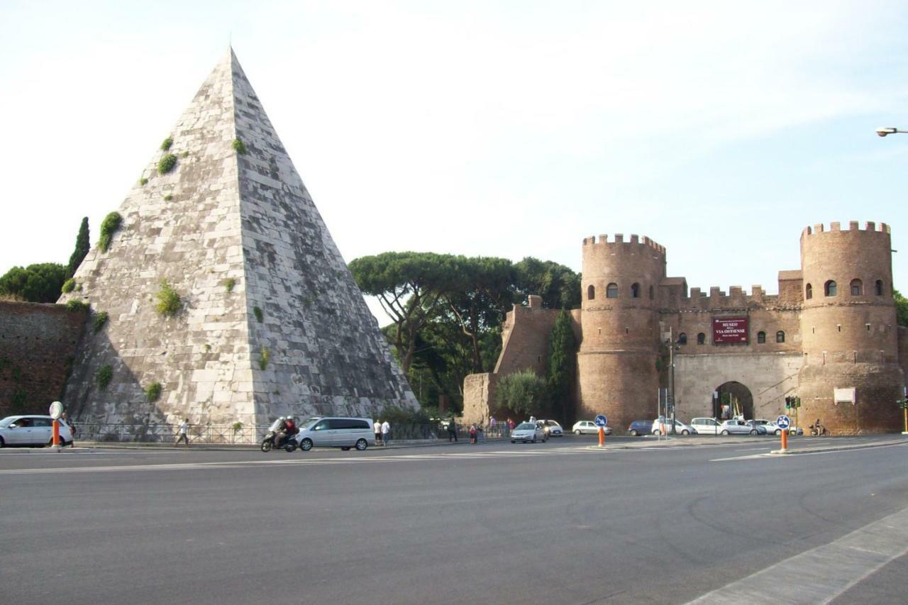 Modern Apartment Near Colosseum Rome Bagian luar foto