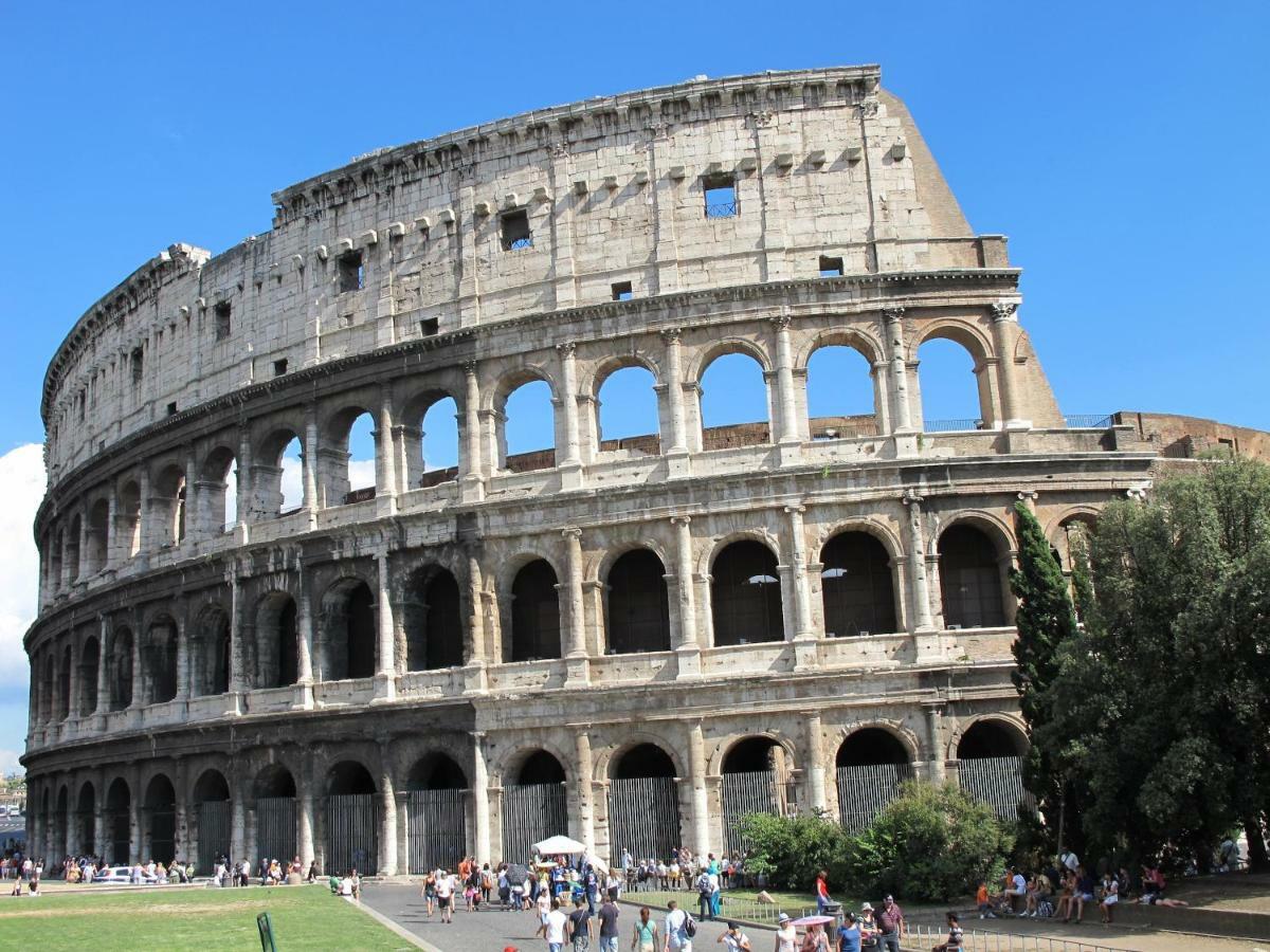 Modern Apartment Near Colosseum Rome Bagian luar foto